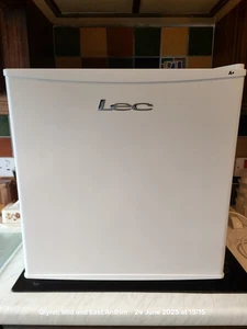 EXCELLENT CONDITION LEC 45L TABLE TOP FRIDGE & MINI FREEZER, WHITE - Picture 1 of 10