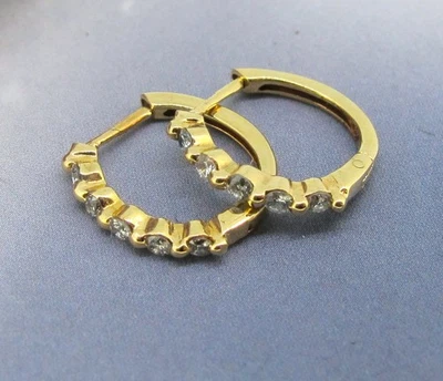 Pendientes Huggie de oro amarillo de 14 k de corte redondo de diamantes de 0,21 quilates Foto 1 de 4