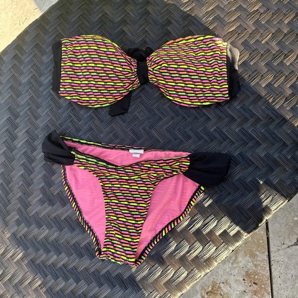 Parte inferior a rayas y parte superior grande marca Xhilaration talla S Foto 1 de 4