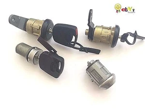 JUEGO DE CERRADURAS DE PUERTA ORIGINALES FORD CON LLAVES ASTILLADAS P.A.T.S. SIN CERRADURA PORTÓN TRASERO - Imagen 1 de 1