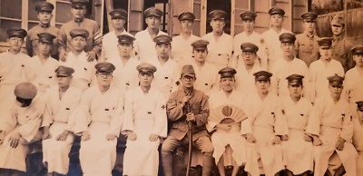 FOTO ORIGINAL JAPONESA DE LA SEGUNDA GUERRA MUNDIAL ☆ JÓVENES SOLDADOS ☆ ESPADA SAMURAI ANTIGUA Foto 1 de 4