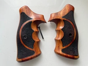 Target Grips For Taurus TRACKER/JUDGE 17 44 627 692 Rough/Checker Two tone wood - Picture 1 of 6