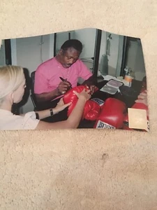 Smoking Joe Frazier Signed Boxing Glove With Photo Of Signing,COA,3 Holograms - Picture 1 of 12