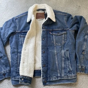 Levi's Hombres Pequeño Premium Jeans Sherpa Camionero Chaqueta Azul Nuevo - Imagen 1 de 15