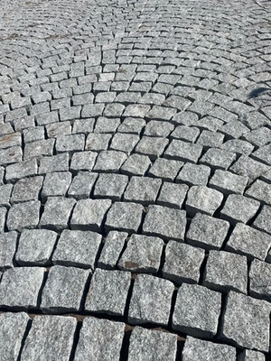granite cobble setts 100x100x100mm Available in yellows. Price For 5.5 Sq2 - Image 1 of 4