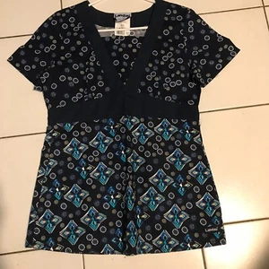 LOT OF 4: LADIES UNIFORM SCRUB TOPS.. ...SIZE SMALL NEW WITH TAGS !! - Picture 1 of 4
