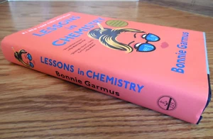 NEW  2022  "Lessons in Chemistry" a Hardcover with DJ  Novel by Bonnie Garmus - Imagen 1 de 4