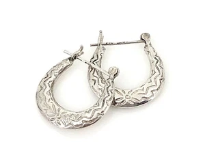 Pendientes de aro vintage de plata de ley .925 pequeños florales en relieve con palanca trasera - Imagen 1 de 5