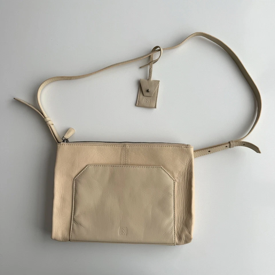 Bolso Bandolera Cartera DuDu Bags Usado en Excelente Condición Cuero Crema Almendra Rectángulo Superior Cremallera Foto 1 de 4