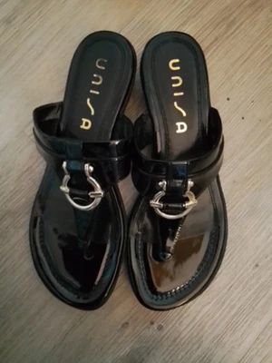 Sandalias de cuña Unisa negras charol tanga talla 8 1/2 M mujer tacón 1,5 pulgadas aspecto nuevo Foto 1 de 2