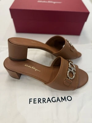 Sandalias de tacón Salvatore Ferragamo marrón Rhodes Gancini para dama, talla 9,5 Foto 1 de 4