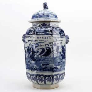 FRASCO DE PORCELANA ORIENTAL CHINA AZUL Y BLANCA OCTOGONAL FOO DOG CON TAPA CON PERSONAS - Imagen 1 de 8