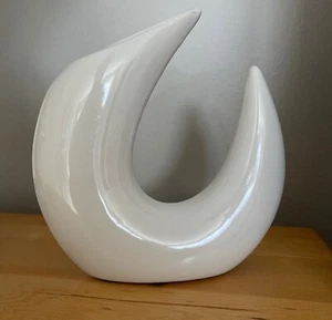 Jarrón Harris Potteries moderno vintage de cerámica blanco en forma de media luna de mediados de siglo - Imagen 1 de 9