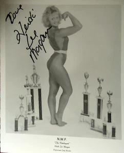 Fotografia firmata Heidi Lee Morgan 8X10 BW WWE WWF WA NWA WCW. WRESTLER DONNA - Foto 1 di 3
