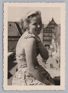 Junge Frau streckt die Zunge raus - Altes Foto - Picture 1 of 2