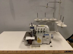 JUKI MO-6816S Industrie Overlock 5 Faden Servo Motor komplett mit Tisch&Gestell - Bild 1 von 2