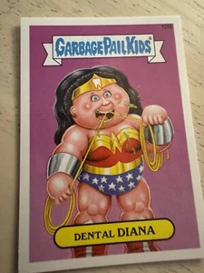2014 GARBAGE PAIL KIDS SERIE 2 Wonder Woman Die Parodie DC Comics - Bild 1 von 1
