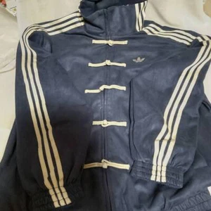 ver descripción Adidas China Limited Original Serpiente Año Chaqueta de Pista Unisex Azul - Imagen 1 de 17