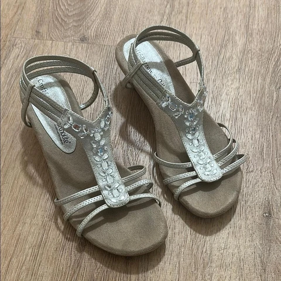 CROFT & BARROW | Sandalias de cuña Ortholite con tiras con joyas Foto 1 de 4