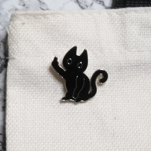 Alfiler de esmalte de gato negro con dedo medio | Regalo de cumpleaños para sus regalos divertidos - Imagen 1 de 4