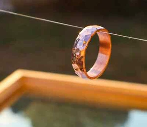 ANELLO RAME MARTELLATO RAME MASSICCIO BANDA LARGA SPESSORE 5 MM LARGHEZZA ANELLO FASCIA MARTELLATA - Foto 1 di 5