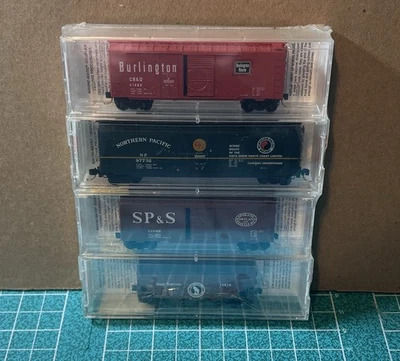 Micro-Trains N Scale Fallen Flags SP&S, GN, NP, CB&Q (Four) 4-Pack Freight Cars - Image 1 of 3