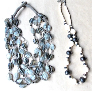 COLLIERS FABRICATION ARTISANALE PERLES DE VERRE D'OS DE BOIS HARMONIE GRISE** - Picture 1 of 3