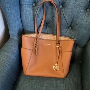 Michael Kors Jet Set pocket tote Charolette handbag zip SHOULDER BAG satchel NWT - Picture 1 of 7