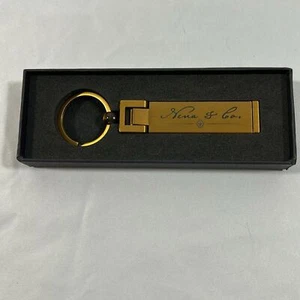 Nena & Co. Geldbörse & Schlüsselanhänger Taschenanhänger Gold Metall mit Logo Neu im Karton - Bild 1 von 4