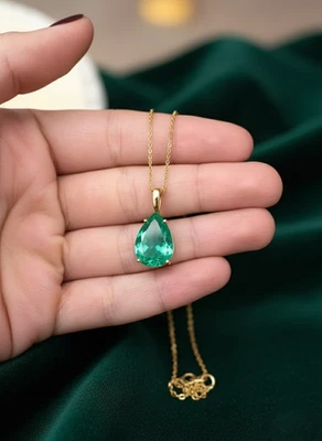 Collana con ciondolo smeraldo verde taglio pera creata in laboratorio con... - Immagine 1 di 4