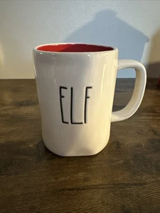 Taza de Navidad Rae Dunn ELF, interior rojo - Imagen 1 de 4