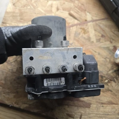 Conjunto de módulo de bomba de freno antibloqueo bomba ABS Jeep Liberty 2009-2010 04779626AB Foto 1 de 3