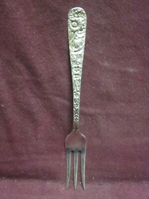 HORQUILLA PEPINILLO S KIRK & SON REPOUSSE 6" 28 gramos SIN MONOGRAMA Foto 1 de 4