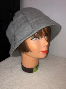 August Hat Grey Knit Cloche Hat W/Bow And Feather Trim NWT - Picture 1 of 6