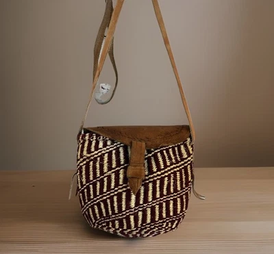 Bolso Cubo Vintage Africano Kiondo Sisal Paja Correa Cuero Tooled Rojo Artístico Foto 1 de 4