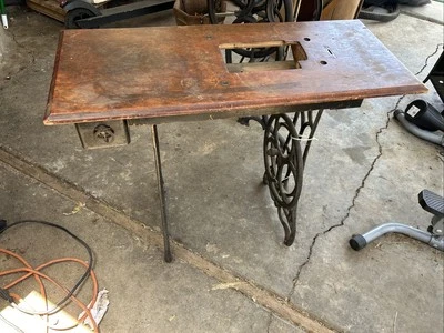 Escritorio antiguo de hierro fundido para máquina de coser con cajón Foto 1 de 4