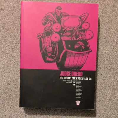 Judge Dredd: The Complete Case Files 05 (Volume 5) - Wagner, John - Image 1 of 2