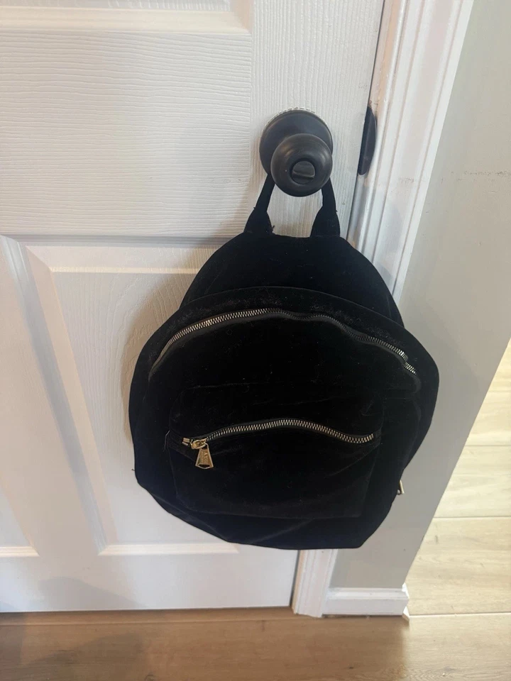 Mochila Aimee Kestenberg Terciopelo Negro Cremalleras Doradas Foto 1 de 3