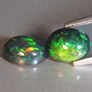 2,64 kt blinkender natürlicher mehrfarbiger schwarzer Opal oval passendes Paar Edelsteine - Bild 1 von 3