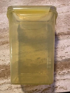 Contenedor de almacenamiento de alimentos de plástico amarillo Sharper Image - Imagen 1 de 6