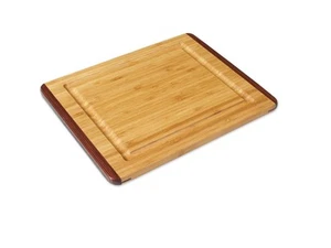 Tabla de tallar Island Bamboo Rainbow Pakka y bambú con ranura para salsa, 14 x 11 pulgadas - Imagen 1 de 1