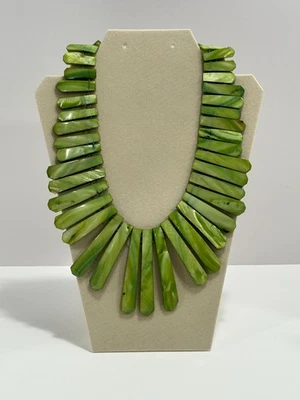 Collar distintivo de bisutería concha verde Foto 1 de 3