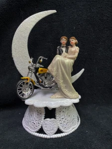 Topper para pastel de boda de motocicleta con parte superior de novio Harley Davidson bicicleta a la luz de la luna grito - Imagen 1 de 4