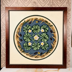 Almohadilla para lirios de agua enmarcada punta de aguja puntada a mano obras de arte galería pared 20" - Imagen 1 de 8