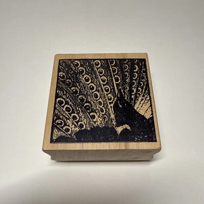 "Sello de goma montado en madera con plumas de pavo real magenta de Canadá 2""x2""" Foto 1 de 4