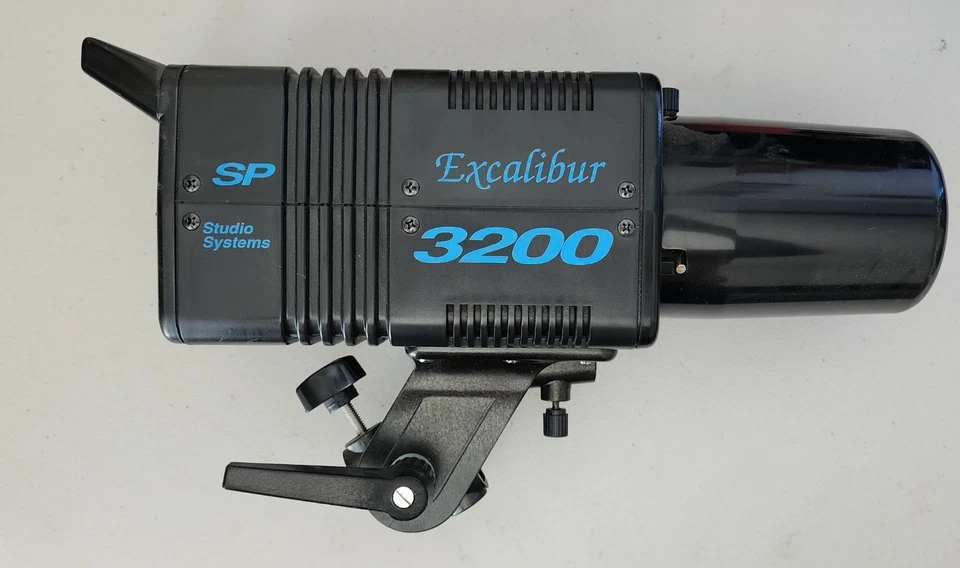 Excalibur SP-3200 Studio Light w/ Power Cord & Snoot TESTED - Image 1 of 3