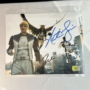Nathan Fillion & Isabela Merced - Foto firmata 8x10 - con certificato di autenticità - "Superman" - Foto 1 di 8