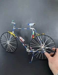 Bicicleta hecha a mano con botella de agua lata de aluminio reciclado y cinta ~ 1 de una clase ~ - Imagen 1 de 6