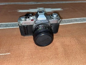 Canon AV-1 analoge Spiegelreflexkamera 35 mm mit Objektiv 28 mm f/2,8 - Bild 1 von 4