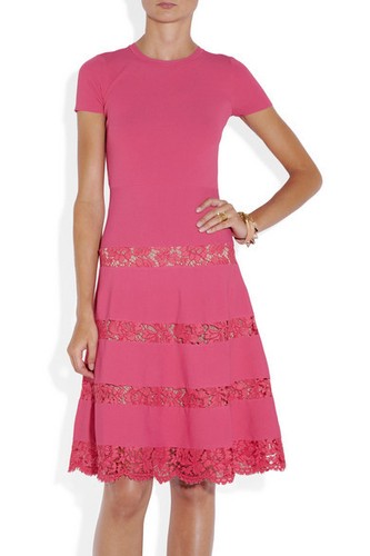 VALENTINO Abito a maglia elasticizzato con pannelli in pizzo in fucsia $1.953